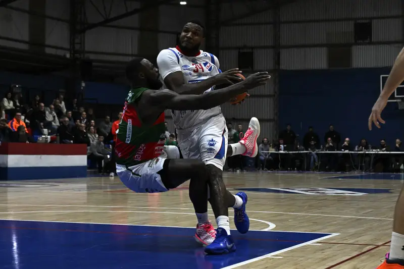 Luismal Ferreiras, con la camiseta 34 de Nacional, disputa un balón ante Aguada. Foto: El País