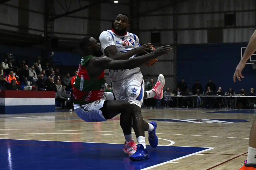 Luismal Ferreiras, con la camiseta 34 de Nacional, disputa un balón ante Aguada. Foto: El País