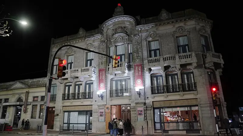 Fachada iluminada del Teatro Macció de San José en una noche de función, con público en la puerta. Foto: Intendencia de Montevideo / Wikimedia Commons (CC BY-SA 4.0) (archivo)
