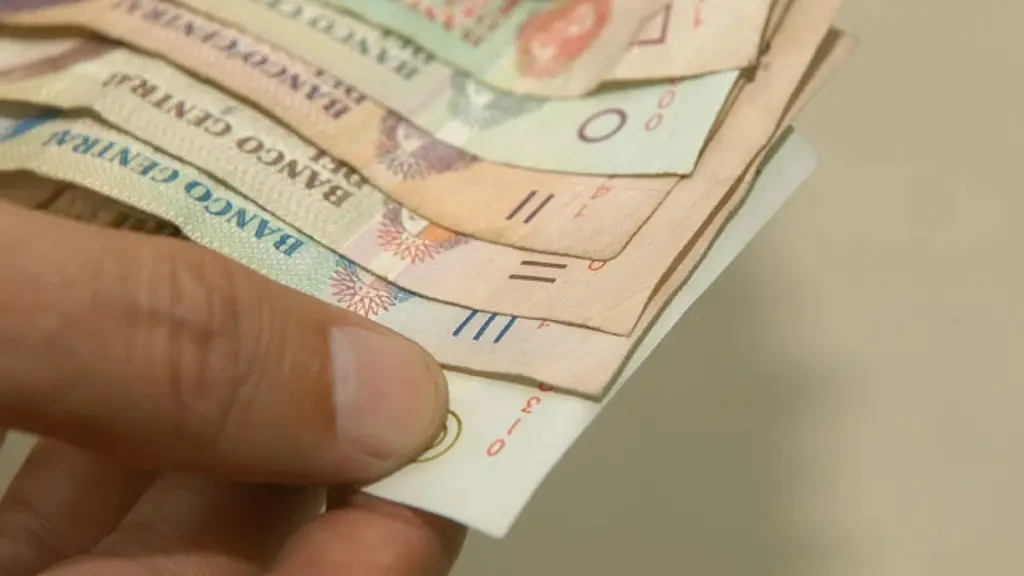 Una mano sostiene billetes uruguayos del Banco Central, imagen de archivo. Foto: archivo