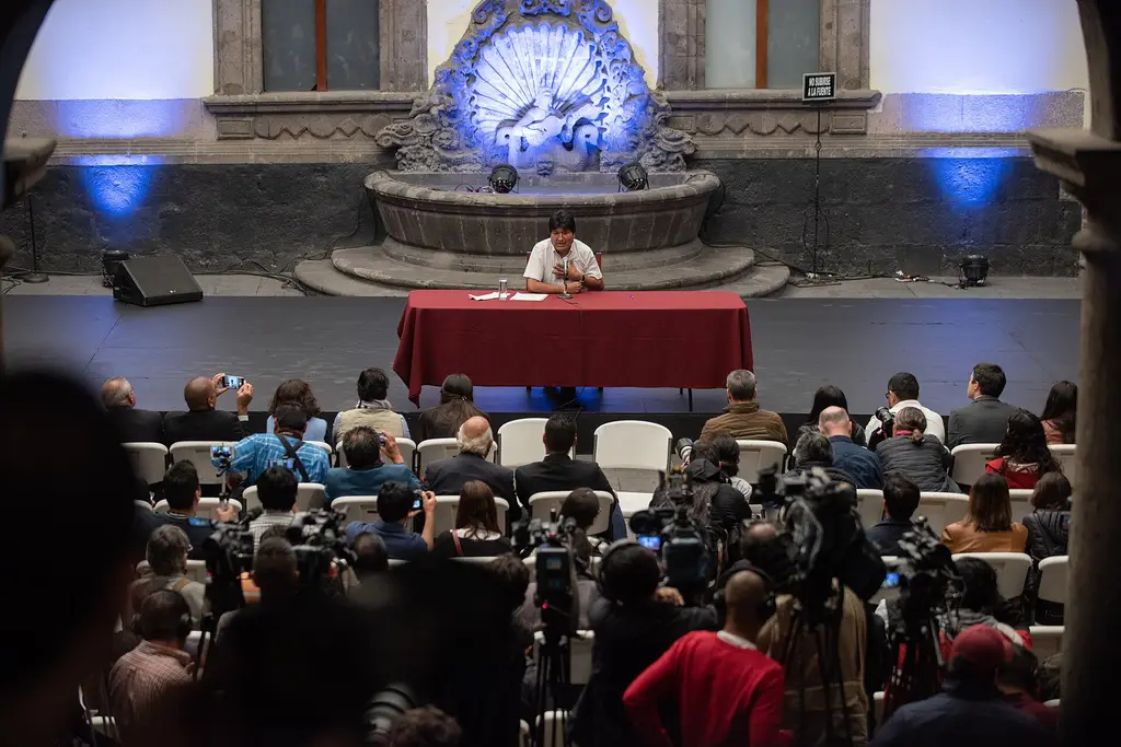 Evo Morales en una conferencia de prensa en el Museo de la Ciudad de México, frente a periodistas y cámaras. Foto: EneasMx / Wikimedia Commons (CC BY-SA 4.0) (archivo)