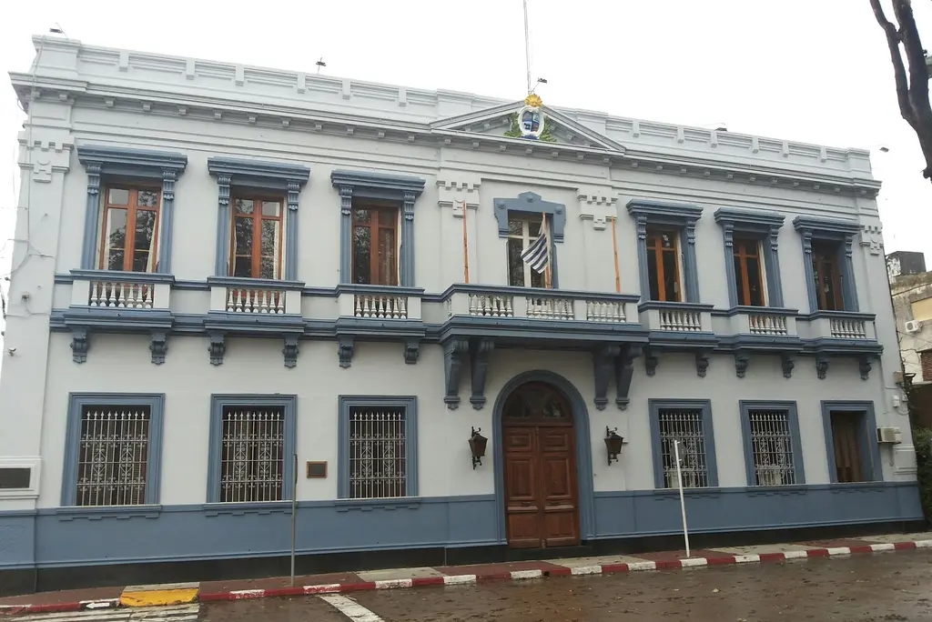 Fachada de la Jefatura de Policía de Canelones, en la ciudad de Canelones. Foto: Aliccare / Wikimedia Commons (CC BY-SA 3.0) (archivo)