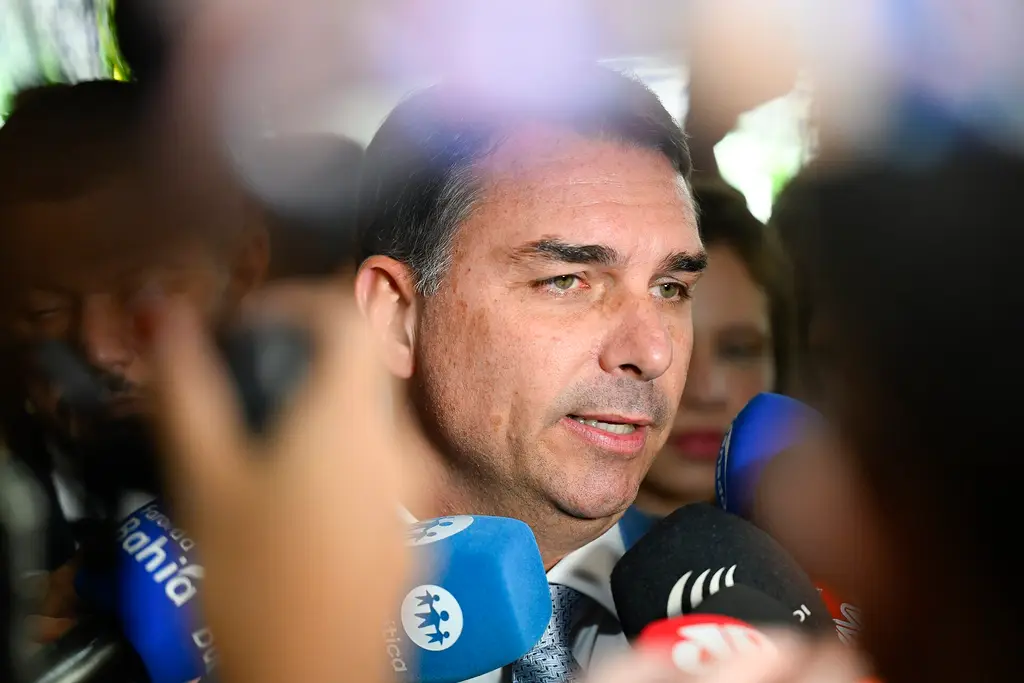 El senador Flávio Bolsonaro responde preguntas de periodistas rodeado de micrófonos en el Senado de Brasil. Foto: Senado Federal / Wikimedia Commons (CC BY-SA 4.0) (archivo)