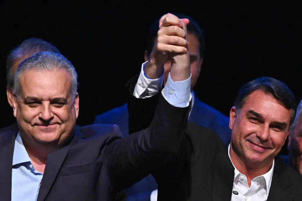 Flávio Bolsonaro y Alfredo Gaspar durante el anuncio de la candidatura a vicepresidente. Foto: Clarín