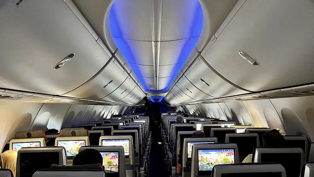 Interior de la clase económica de un Boeing 737 MAX de Flydubai, con pasajeros y pantallas en los asientos. Foto: Kgbo / Wikimedia Commons (CC BY-SA 4.0) (archivo)