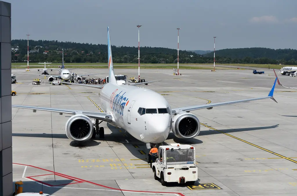 Un Boeing 737 MAX de Flydubai en la plataforma del aeropuerto de Cracovia, Polonia, en 2024 (archivo). Foto: Bahnfrend / Wikimedia Commons (CC BY-SA 4.0)