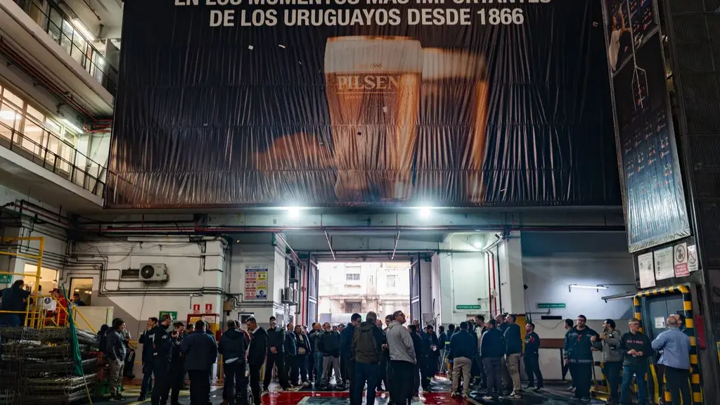 Trabajadores en la planta de Fábricas Nacionales de Cerveza en Montevideo. Foto: El Observador