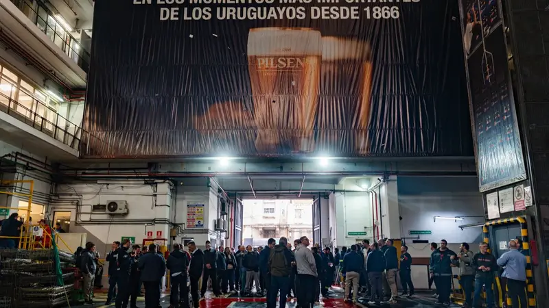 Trabajadores en la planta de Fábricas Nacionales de Cerveza en Montevideo. Foto: El Observador