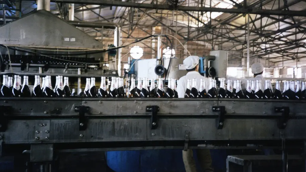 Operarios controlan una línea de embotellado en una planta cervecera, imagen ilustrativa. Foto: Whoisgalt / Wikimedia Commons (CC BY-SA 3.0) (archivo)
