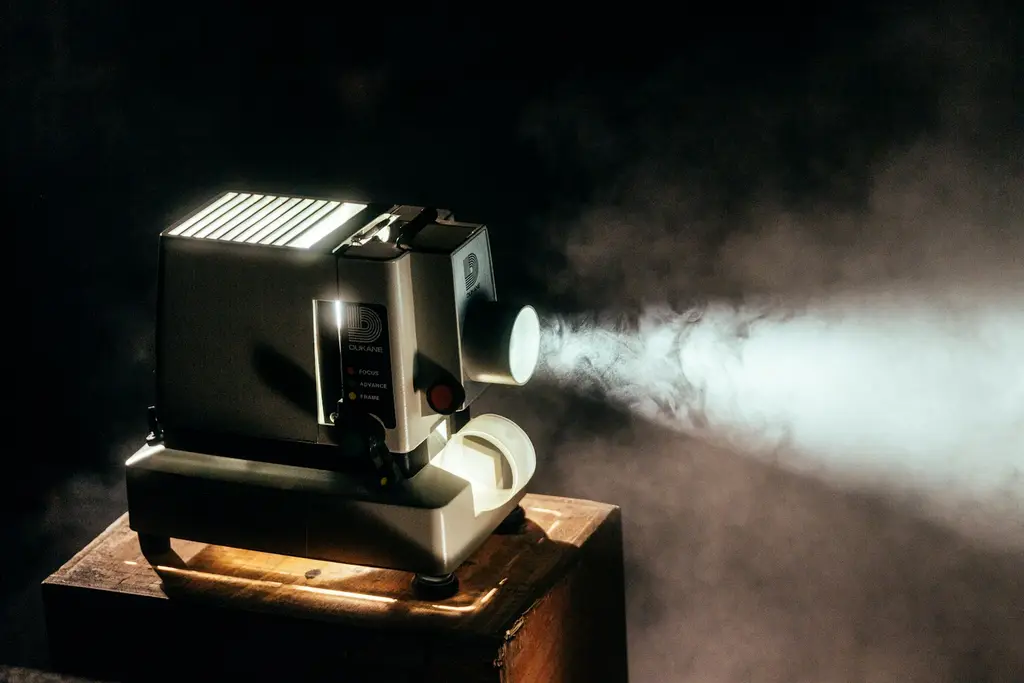 Sala de cine con butacas y pantalla. Foto: Unsplash