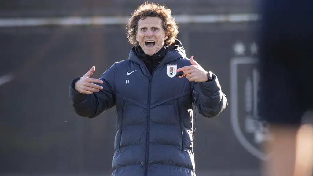 Diego Forlán da indicaciones con la campera de la selección uruguaya. Foto: El Observador