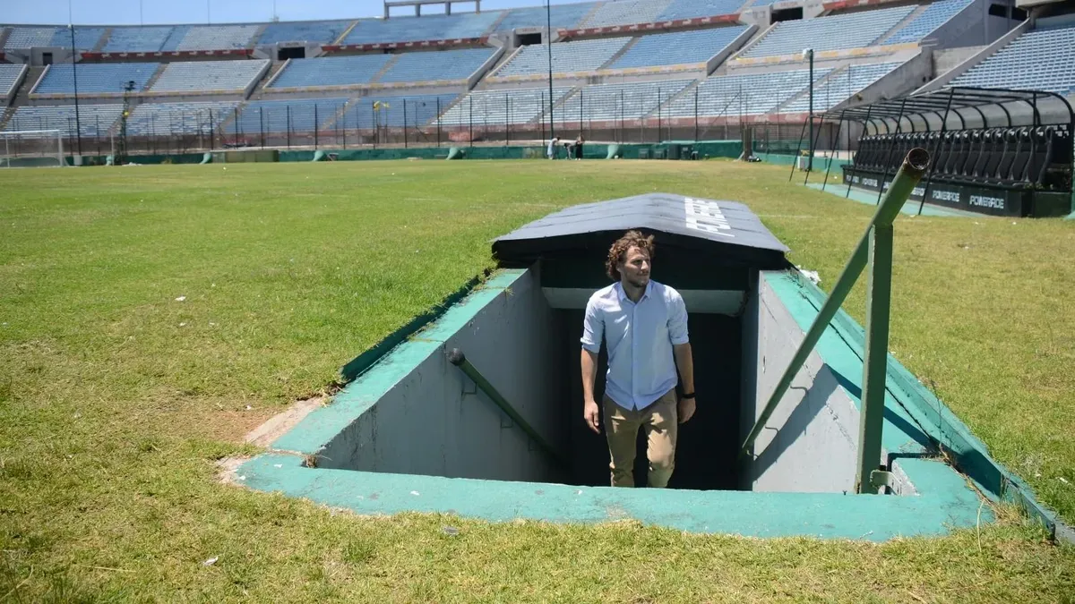 Diego Forlán en el Estadio Centenario; debutará como DT de Uruguay en amistosos ante Japón y Corea del Sur en setiembre. Foto: El Observador