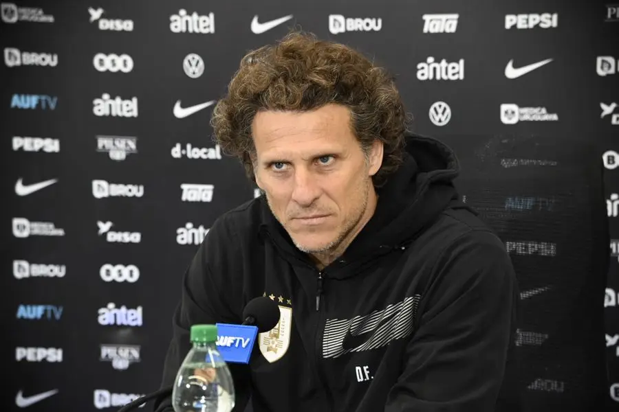 Diego Forlán, de buzo negro de la selección, en una conferencia de prensa. Foto: El País