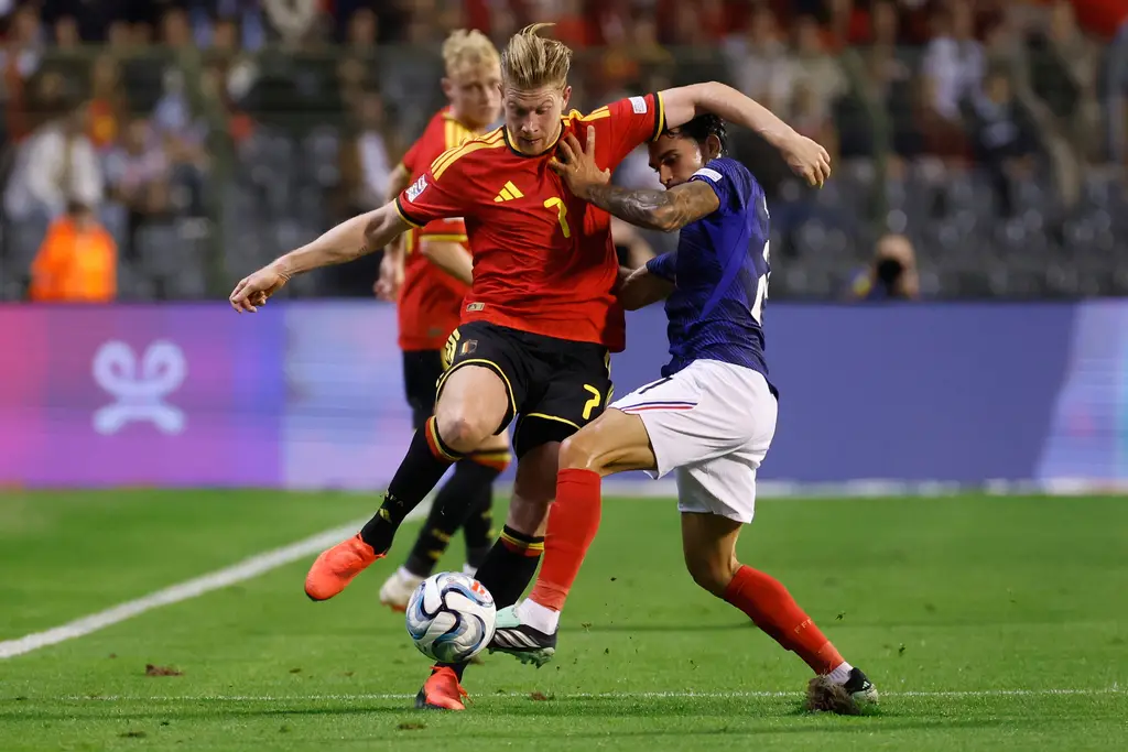 Kevin De Bruyne, con la camiseta de Bélgica, disputa el balón ante un jugador de Francia. Foto: archivo
