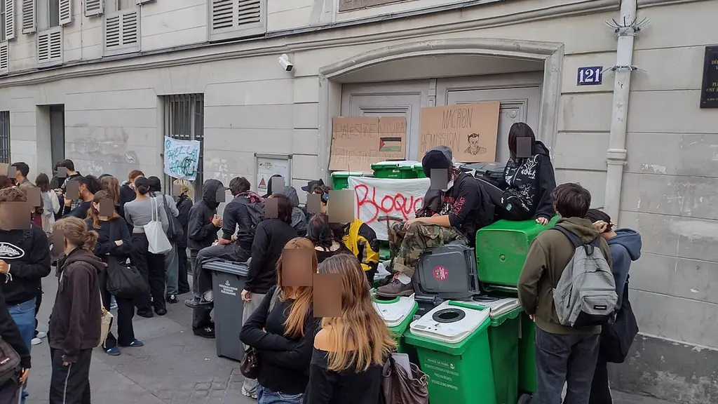 Estudiantes bloquean con contenedores de basura la entrada de un liceo en París durante una protesta. Foto: Wyslijp16 / Wikimedia Commons (CC BY 4.0) (archivo)