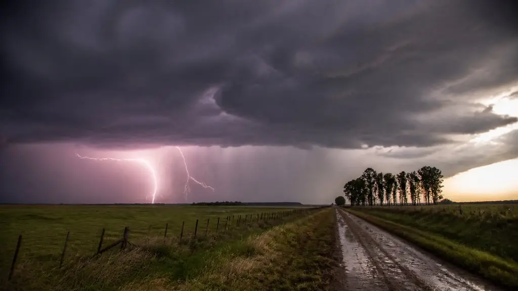 Tormenta y rayos sobre el campo uruguayo, con camino de tierra mojado al atardecer. Ilustración editorial · Nación UY