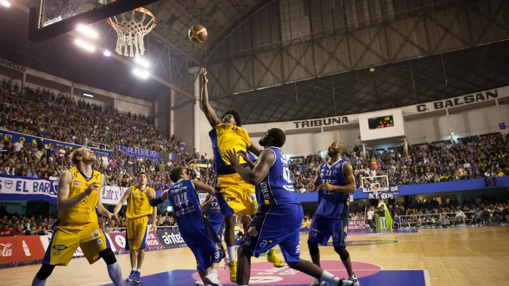 Un jugador de Hebraica y Macabi lanza al aro rodeado de jugadores de Malvín en un partido de la Liga Uruguaya en el Palacio Peñarol. Foto: Jikatu / Wikimedia Commons (CC BY-SA 2.0) (archivo)