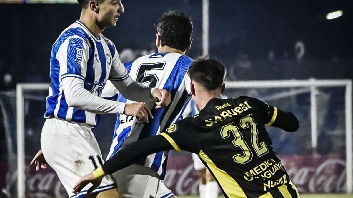 Peñarol y Cerro Largo, rivales que definen la Serie A del Intermedio este sábado en el Campeón del Siglo. Foto: Liga AUF / El Observador