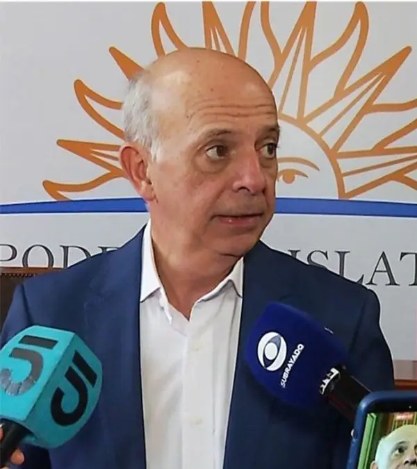 Javier García habla con la prensa en el Palacio Legislativo. Foto: Subrayado