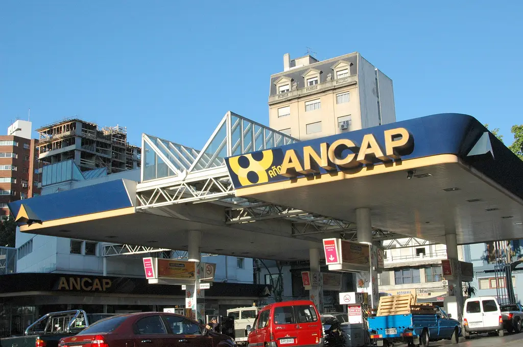 Estación de servicio de Ancap en una esquina de Montevideo, con autos y camionetas cargando combustible bajo el techo. Foto: Andrés Franchi Ugart / Wikimedia Commons (CC BY-SA 3.0) (archivo)