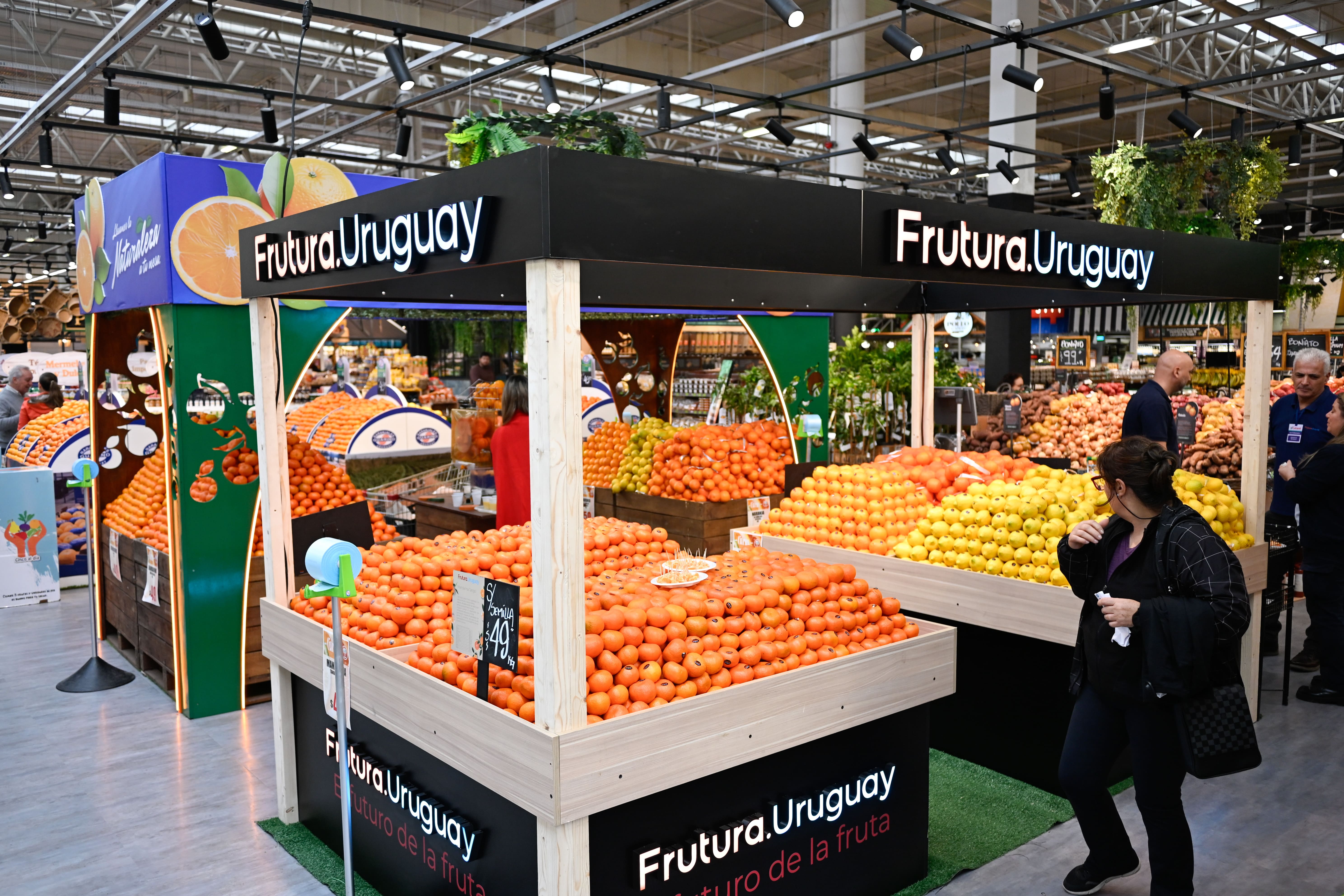 Exhibición de cítricos en Géant Parque Roosevelt, destacando su valor nutricional. Foto: El País