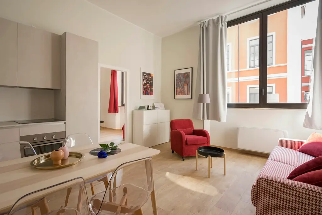 Sala de una casa con un sillón. Foto: Unsplash