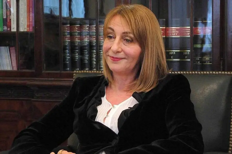 Alejandra Gils Carbó, sentada frente a una biblioteca de códigos, en una imagen de archivo. Foto: La Nación