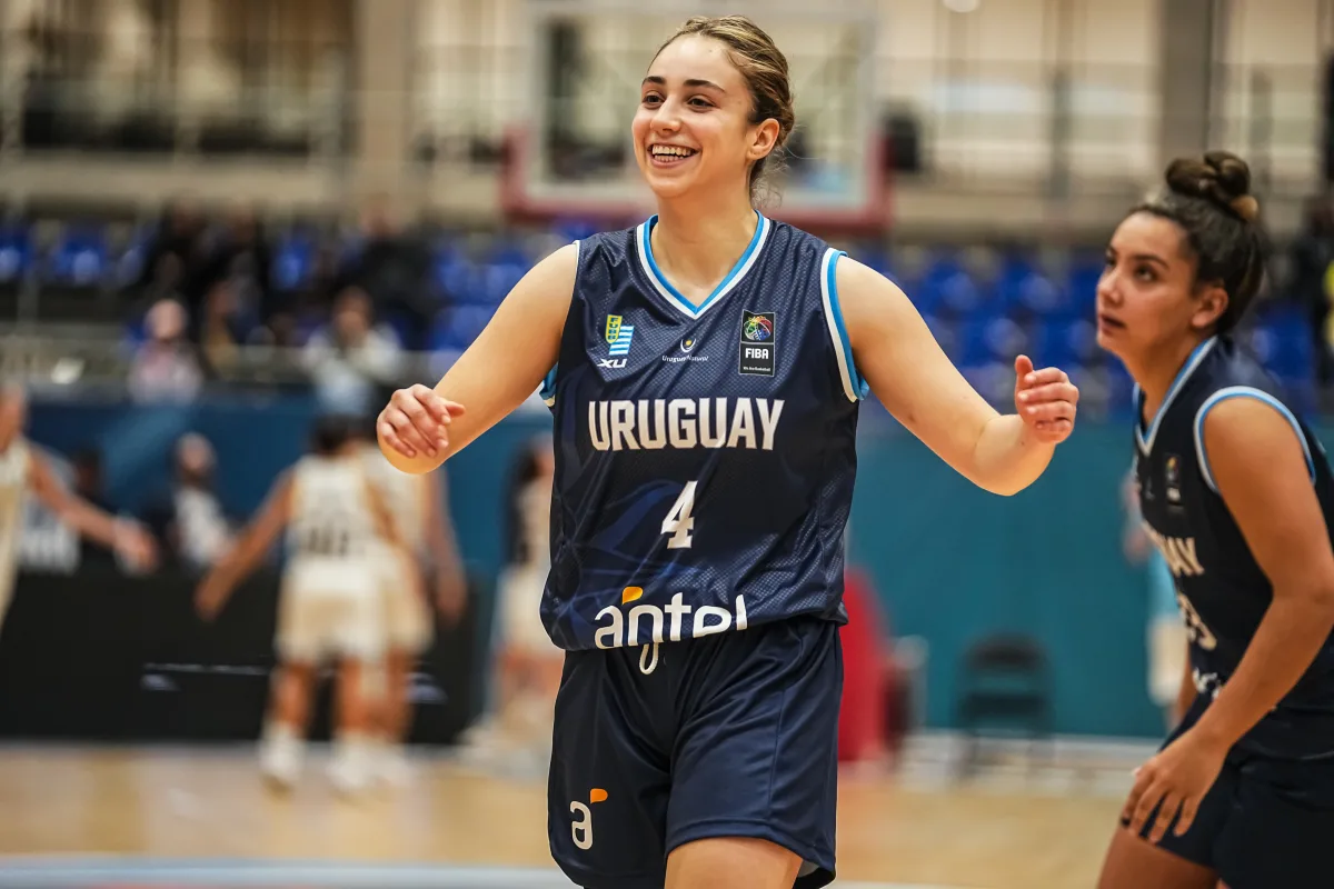 Jugadoras de la selección uruguaya de básquet femenino en acción. Foto: El País