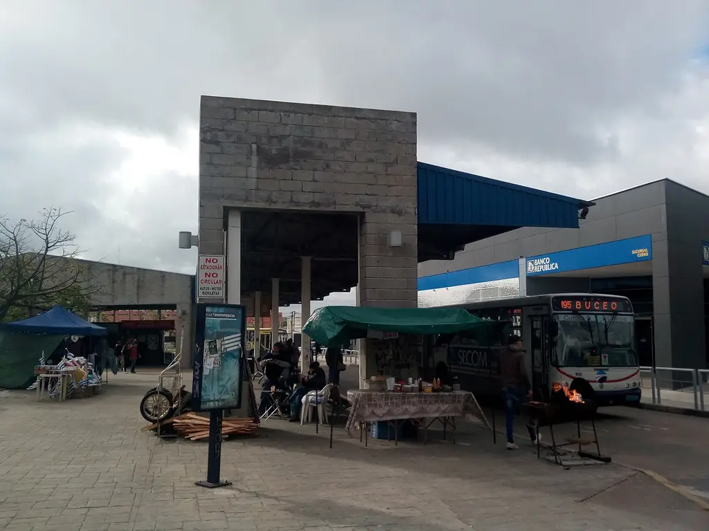 La terminal de ómnibus del Cerro, en la curva de Tabárez, en el oeste de Montevideo (archivo). Foto: Ganímedes / Wikimedia Commons (CC BY-SA 4.0) (archivo)