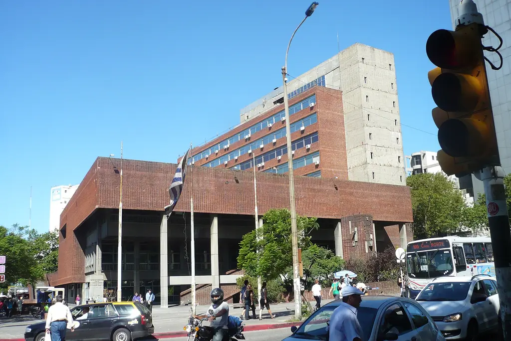 Edificio del Banco de Previsión Social en la esquina de Colonia y Fernández Crespo, en Montevideo. Foto: Andrés Franchi Ugart / Wikimedia Commons (CC BY-SA 3.0) (archivo)