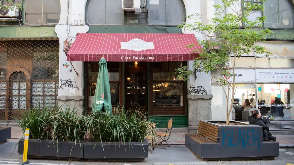 Fachada del Café Brasilero, con su toldo rojo y mesas en la vereda, en Ciudad Vieja (archivo). Foto: Santiago Mazzarovich / Wikimedia Commons (CC BY-SA 4.0)