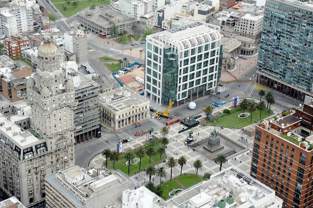 Vista aérea de la Plaza Independencia y la Torre Ejecutiva, sede de Presidencia, en Montevideo. Foto: Bicentenario Uruguay / Wikimedia Commons (CC BY-SA 2.0) (archivo)