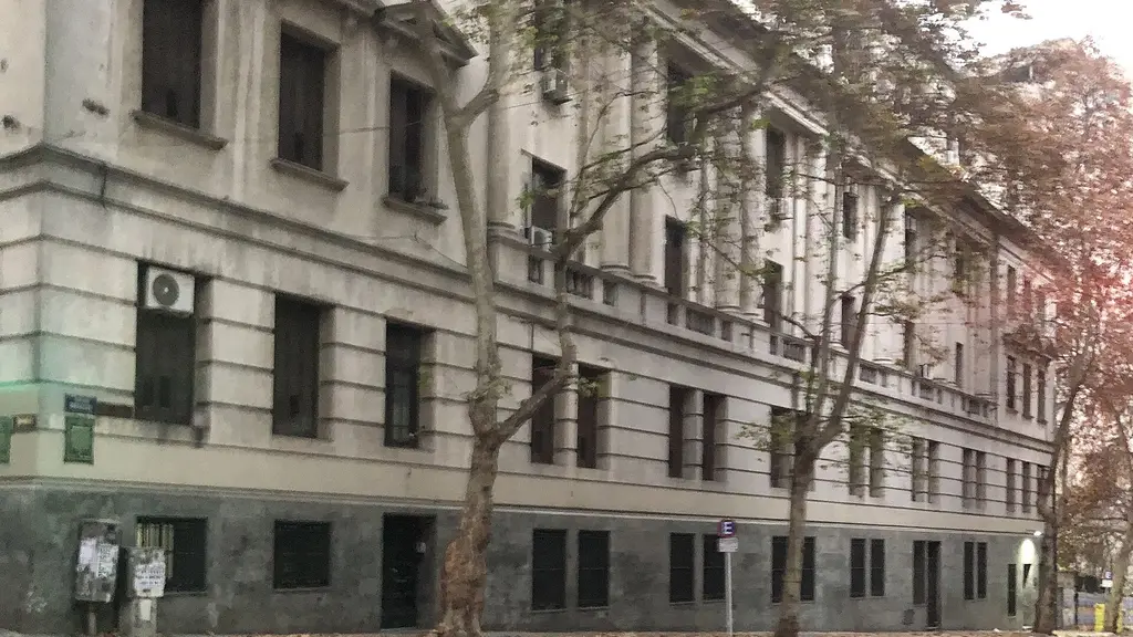 Fachada del edificio del Ministerio de Economía y Finanzas, en Montevideo. Foto: JacobinoWunsh / Wikimedia Commons (CC BY-SA 4.0) (archivo)