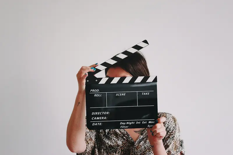 Público en un evento con luces de escenario. Foto: Unsplash