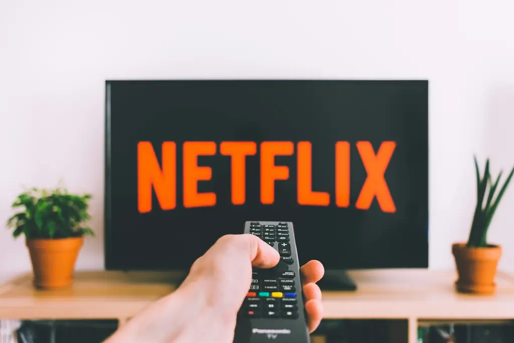 Sala con televisor encendido. Foto: Unsplash