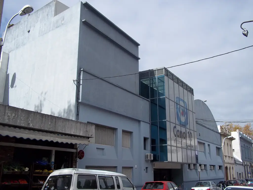 Fachada de estudios de televisión en Palermo, Montevideo. Foto: Wikimedia Commons