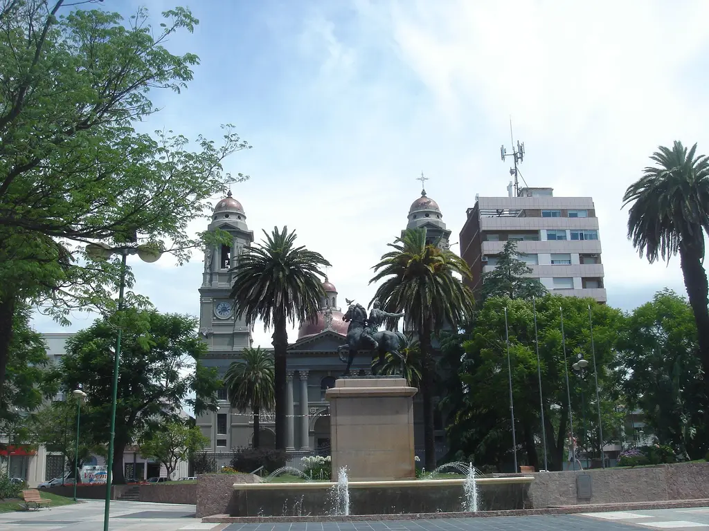 Plaza Independencia de Mercedes, con la Catedral al fondo, en el centro de la capital de Soriano. Foto: Rosina Peixoto / Wikimedia Commons (CC BY-SA 3.0) (archivo)