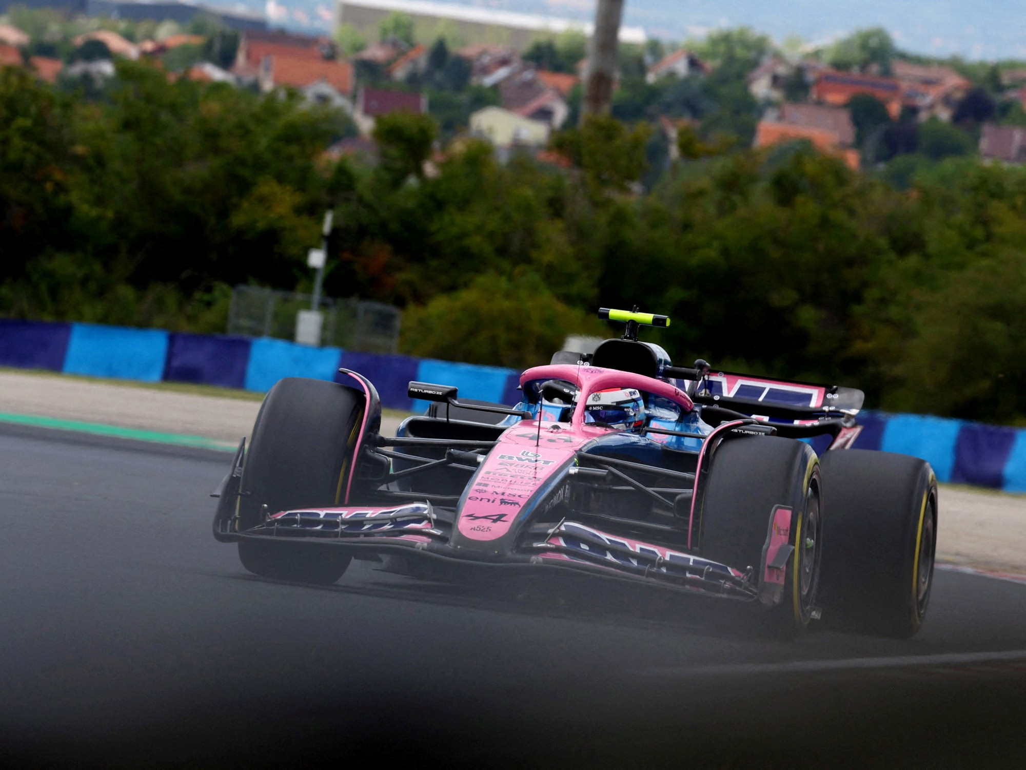 Vista aérea del circuito Hungaroring durante una carrera de Fórmula 1, mostrando su diseño técnico y el paisaje circundante. Foto: Clarín