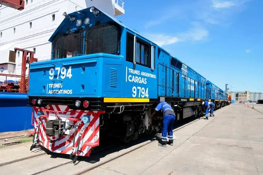 Una locomotora azul de Trenes Argentinos Cargas, con operarios junto a las ruedas. Foto: La Nación