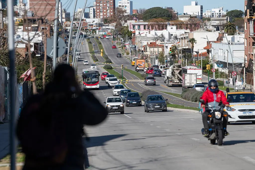 Tránsito en la avenida Luis Alberto de Herrera, en Montevideo. Foto: Santiago Mazzarovich / Wikimedia Commons (CC BY-SA 4.0) (archivo)