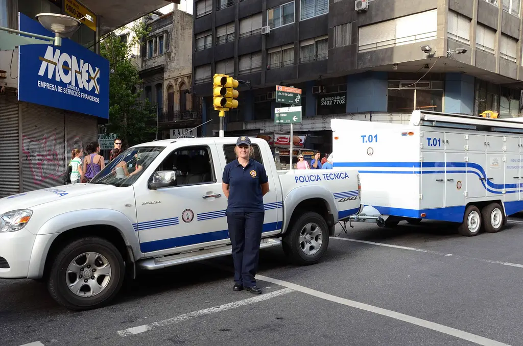 Una camioneta y una unidad móvil de la Policía Técnica estacionadas en una calle de Montevideo. Foto: VazquezUruguay / Wikimedia Commons (CC BY-SA 3.0) (archivo)