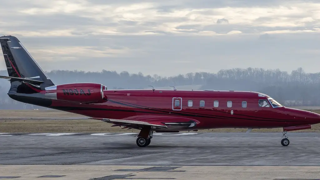 Un jet ejecutivo Gulfstream G100 de color rojo, similar al modelo desaparecido, estacionado en la pista de un aeródromo en un día nublado. Foto: Acroterion / Wikimedia Commons (CC BY-SA 4.0) (archivo)