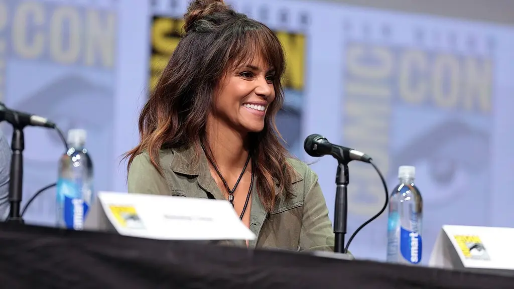 Halle Berry sonríe sentada ante un micrófono durante un panel en la Comic-Con de San Diego. Foto: Gage Skidmore / Wikimedia Commons (CC BY-SA 2.0) (archivo)