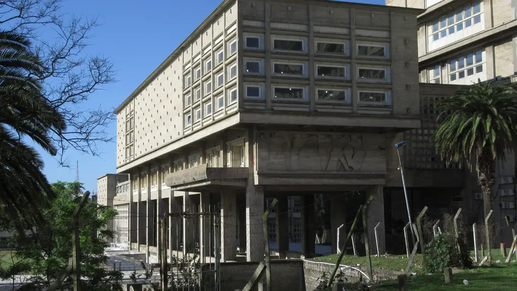 Edificio de la Facultad de Ingeniería de la Universidad de la República en Montevideo, con palmeras y cielo despejado (archivo). Foto: Felipe Restrepo Acosta / Wikimedia Commons (CC BY-SA 4.0)