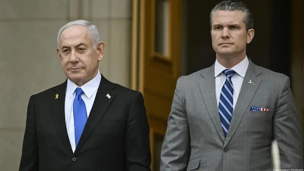 Benjamín Netanyahu y Pete Hegseth, juntos. Foto: dpa