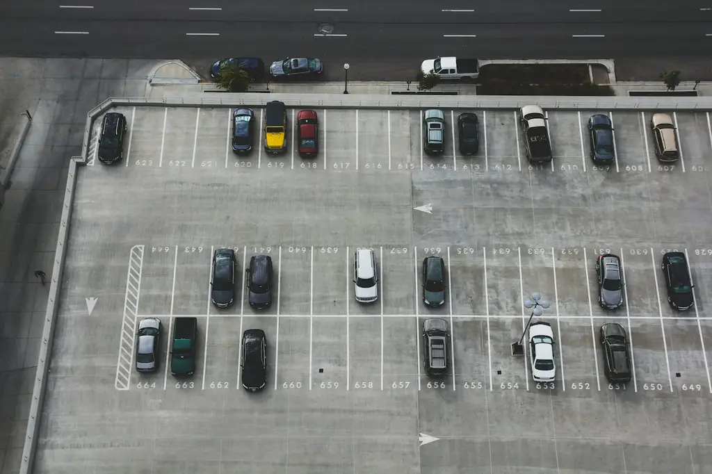 Autos estacionados, vistos desde arriba. Foto: Unsplash