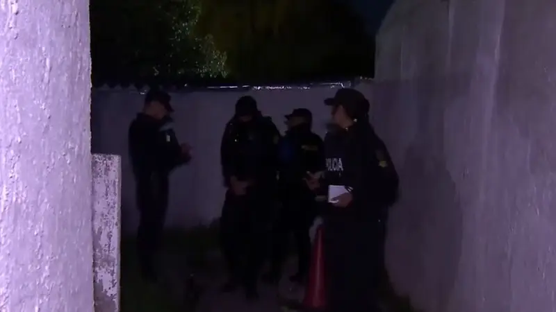 Policías en el pasaje de la balacera, de noche. Foto: Subrayado