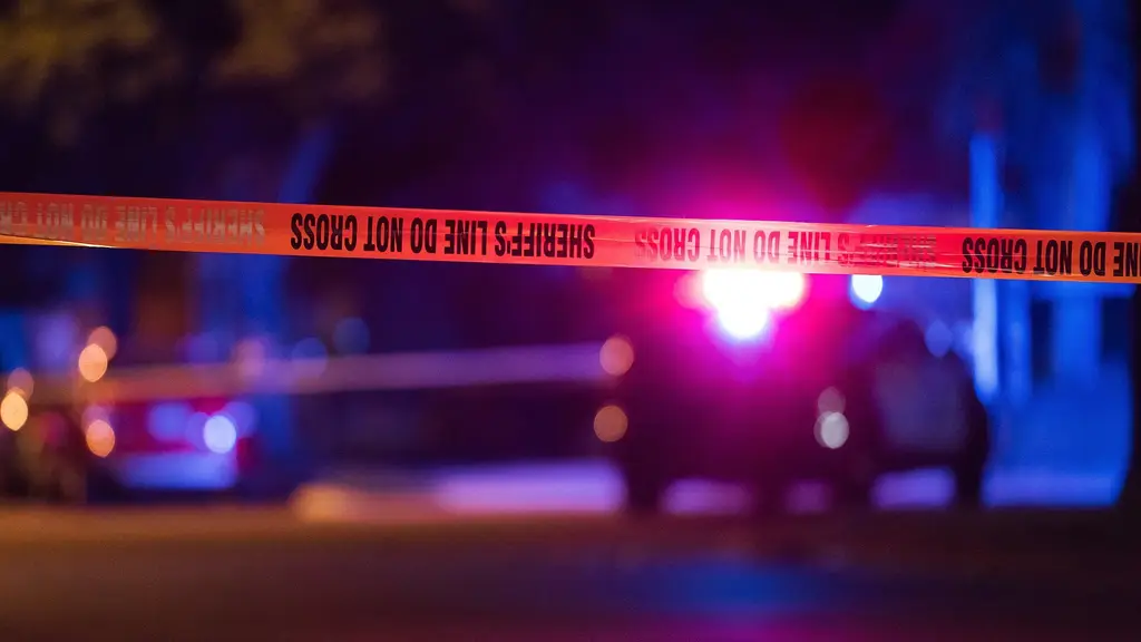 Cinta policial que delimita una escena del crimen, con las luces de un patrullero de fondo. Foto: Tony Webster / Wikimedia Commons (CC BY-SA 2.0) (archivo, imagen ilustrativa)