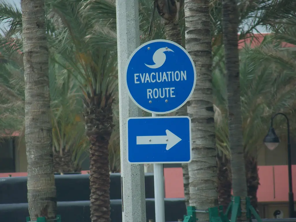 Cartel que indica una ruta de evacuación por huracanes en la costa sureste de Estados Unidos. Foto: Juliancolton / Wikimedia Commons (dominio público) (archivo)