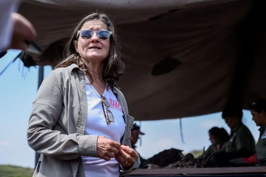 Silvana Turner, del Equipo Argentino de Antropología Forense, bajo una carpa en el predio de La Perla. Foto: La Nación